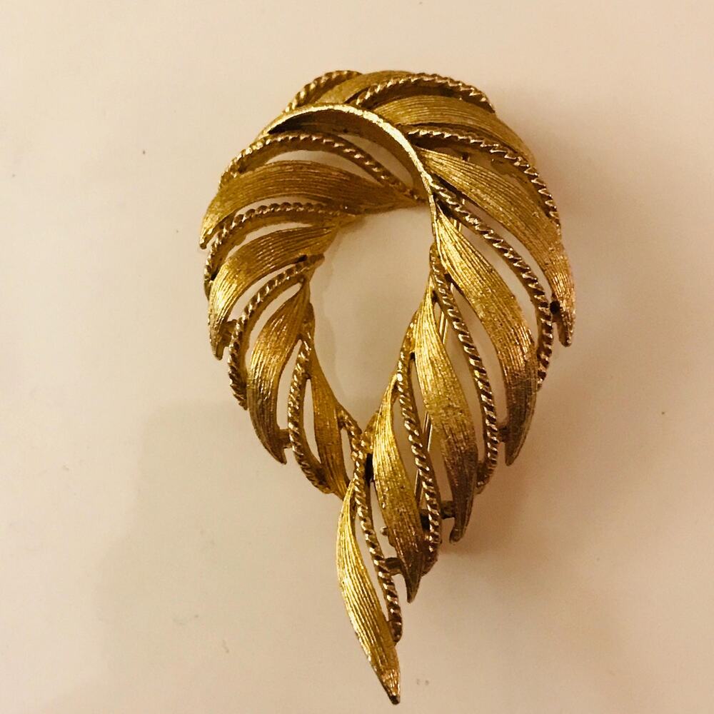 Vintage LISNER Signed Gold Tone Swirl Multi-texture Classic Design Brooch